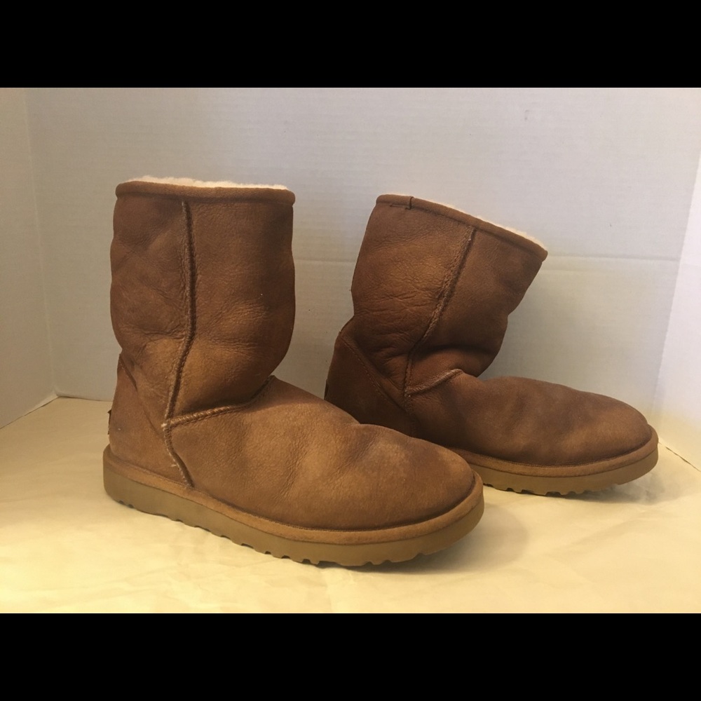 Used UGG short boots S/N 5825. Size 8.